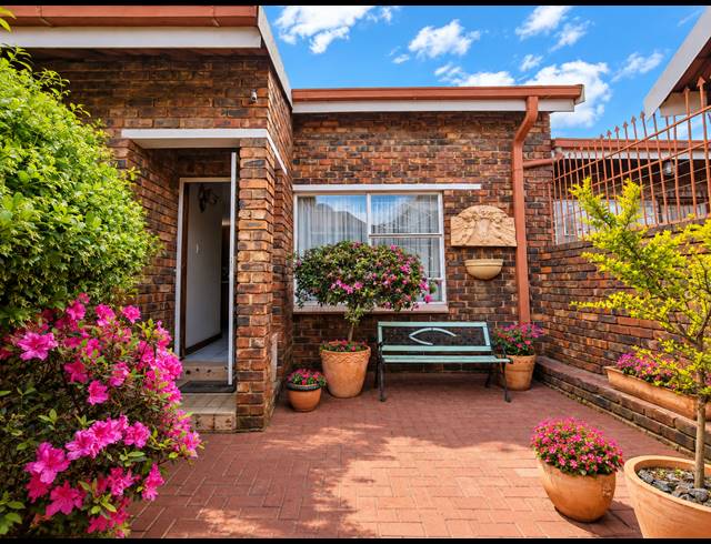 2 BEDROOM TOWNHOUSE FOR SALE IN THREE RIVERS